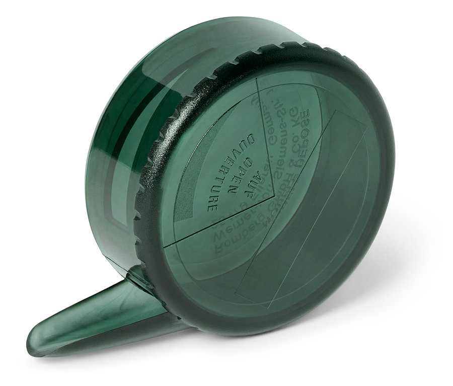 Nahaufnahme eines grünen Messbechers, der auf einer weißen Oberfläche liegt.