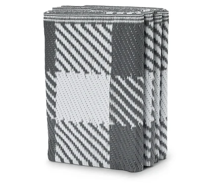 Stapel aus grau-weiß karierten Outdoor-Teppichen.