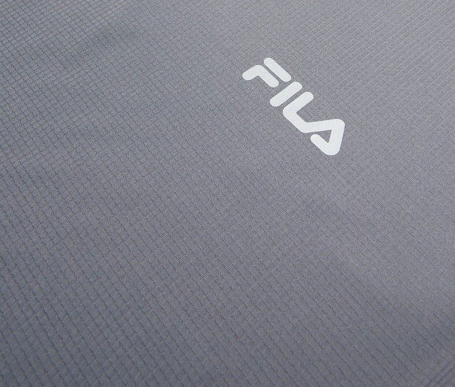 Graues Fila-T-Shirt mit weißem Logo.