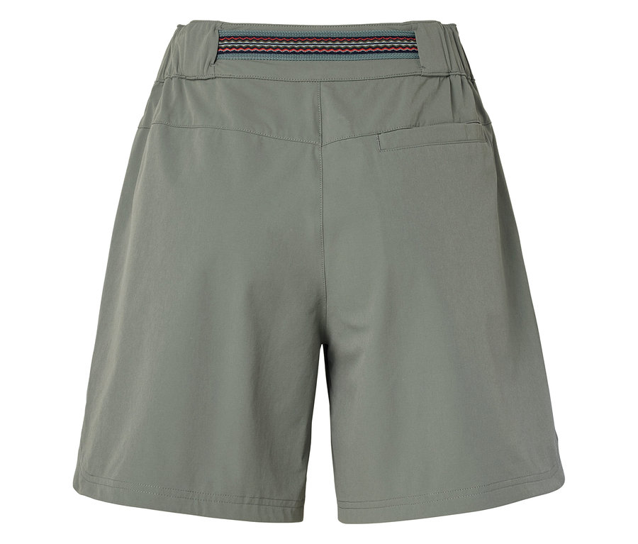 Nahaufnahme der Rückseite von olivgrünen Shorts mit einem dekorativen, mehrfarbigen Bund.