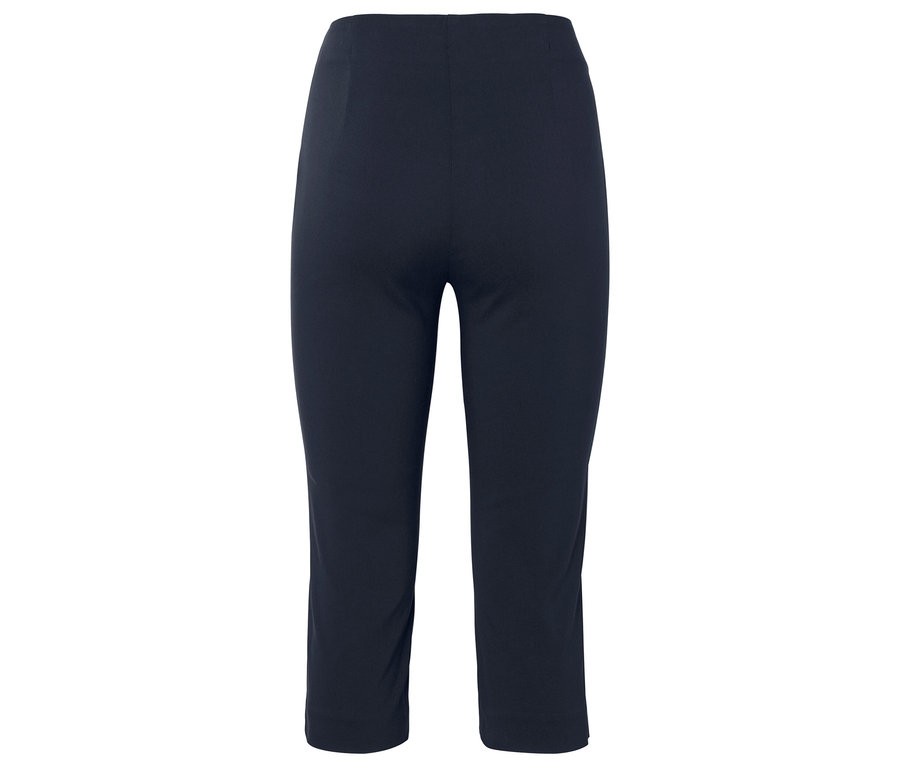 Dunkelblaue Hose im abgeschnittenen Stil vor einem weißen Hintergrund.