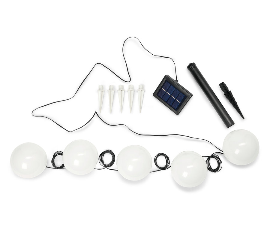 Lichterkette mit fünf kugelförmigen Lampen, Solarpanel und Erdspießen auf weißem Hintergrund.
