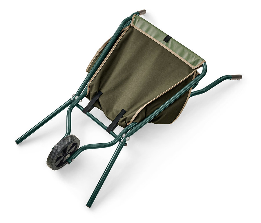 Grüne Schubkarre mit olivgrüner Stofftasche auf weißem Grund.