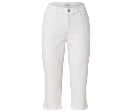 Helle, knöchellange Hose aus Denimstoff liegt auf einem weißen Untergrund.