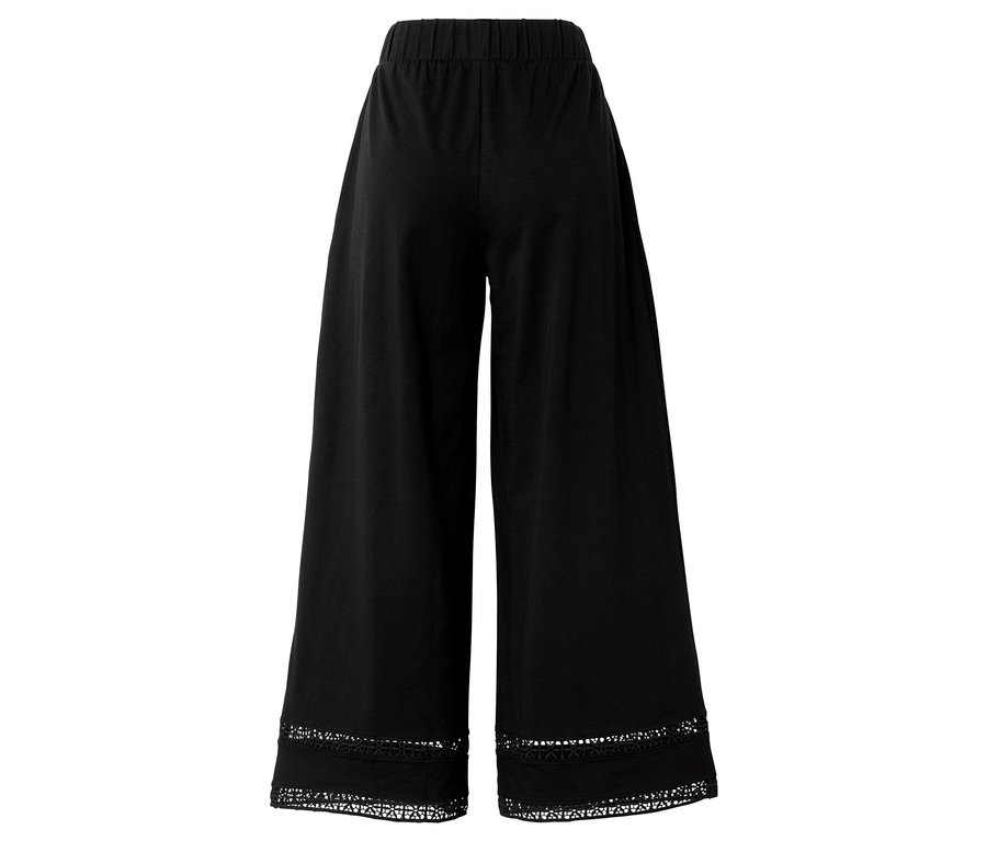Schwarze Hose mit weitem Bein und Gummibund, unten mit Spitzenbesatz.