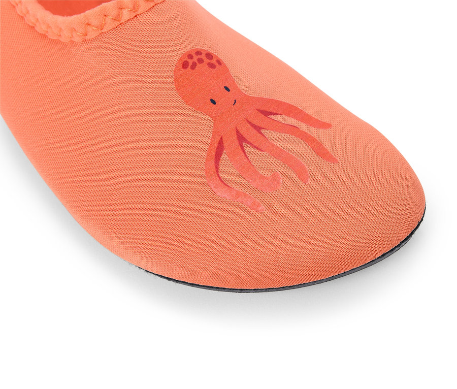Nahaufnahme eines orangefarbenen Schwimmschuhs mit Oktopus-Motiv.