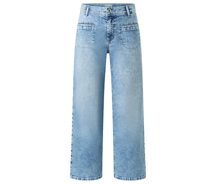 Hellblaue, weite Jeanshose mit aufgesetzten Taschen und geradem Bein.