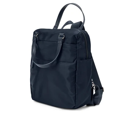 Dunkelblauer Nylon-Rucksack mit Tragegriffen und Schultergurten, der leicht schräg steht. Er hat eine Reißverschlusstasche vorne und eine an der Seite.