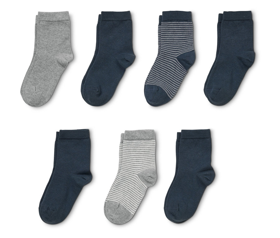 Sieben Socken, darunter graue, dunkelblaue und gestreifte, liegen auf einem weißen Hintergrund.