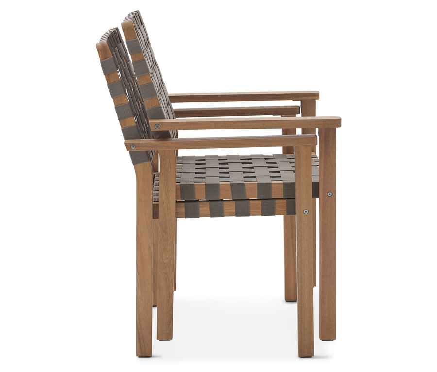 Eine Nahaufnahme von zwei Holzstühlen mit grauem Gurtband auf einem weißen Hintergrund.