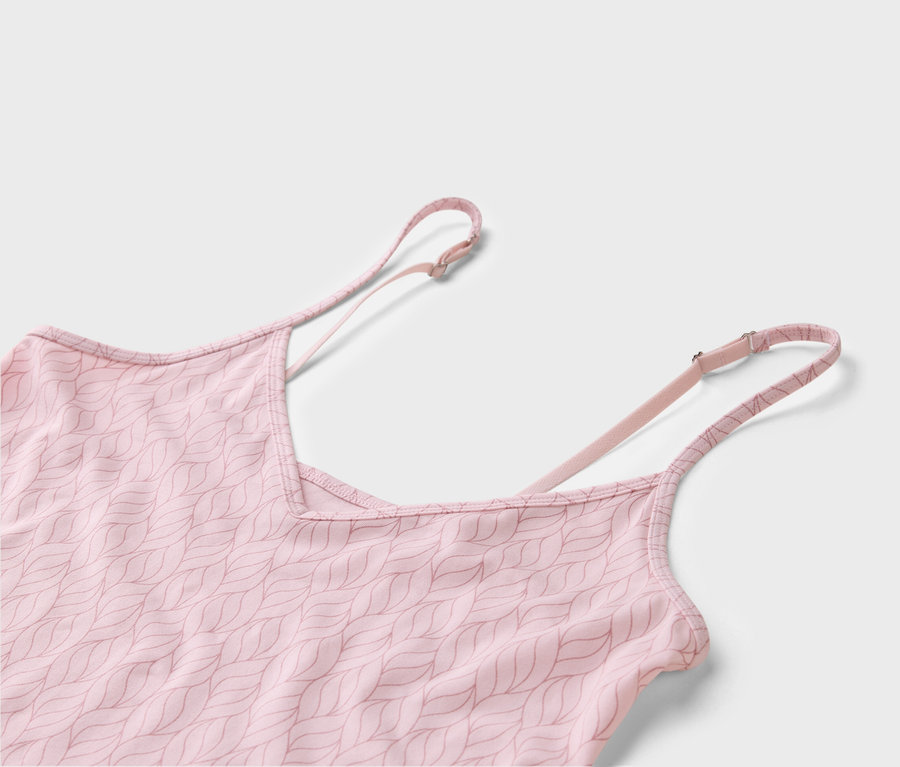 Nahaufnahme eines rosafarbenen, gemusterten Tanktops mit Spaghettiträgern.