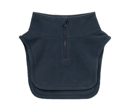 Dunkelblauer Fleece-Kragen mit Reißverschluss, der über die Schultern reicht.