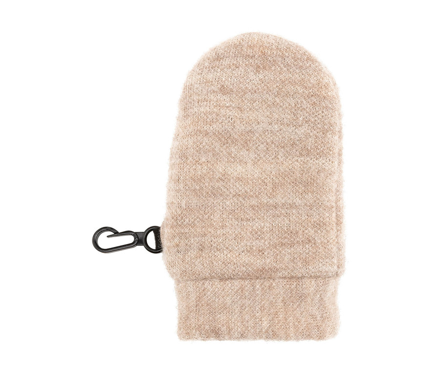 Ein beiger Strickfäustling mit einem schwarzen Karabinerhaken an der Seite.