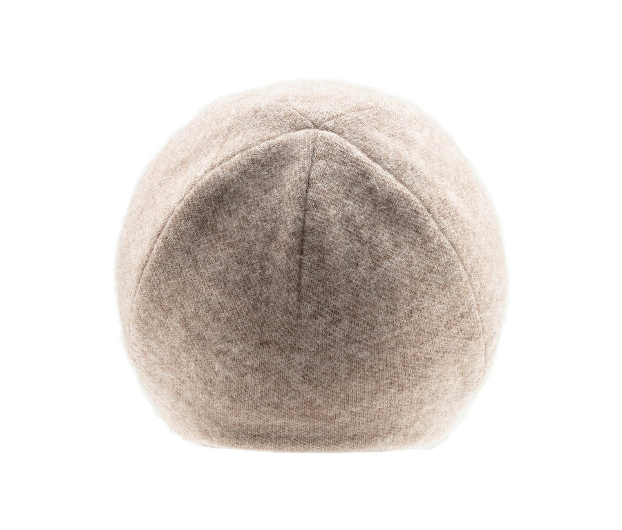 Hellbraune, weiche Strickmütze mit sichtbaren Nähten, die ein Sternmuster auf der Krone bilden.