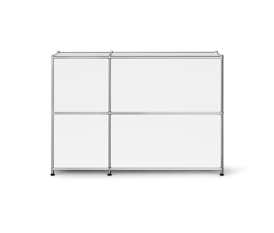 Weißes modulares Aufbewahrungsmöbel mit Chromrahmen, links zwei gestapelte Module und rechts zwei breitere, gestapelte Module, alle mit weißen Paneelen, auf weißem Hintergrund.