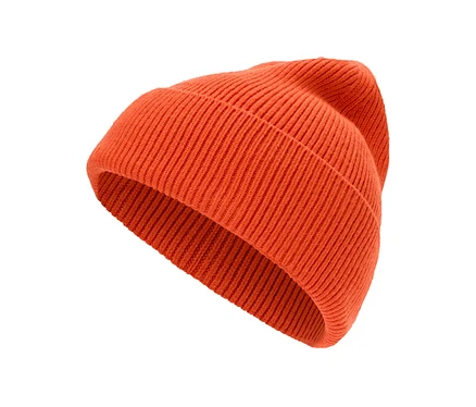 Orangefarbene Strickmütze auf weißem Hintergrund.
