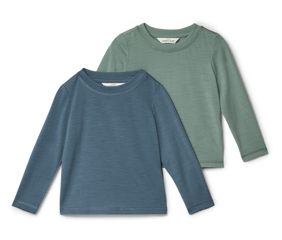 Zwei langärmelige Shirts liegen flach auf weißem Hintergrund. Eines ist ein blaues Langarmshirt im Vordergrund, das andere ein grünes Langarmshirt dahinter.