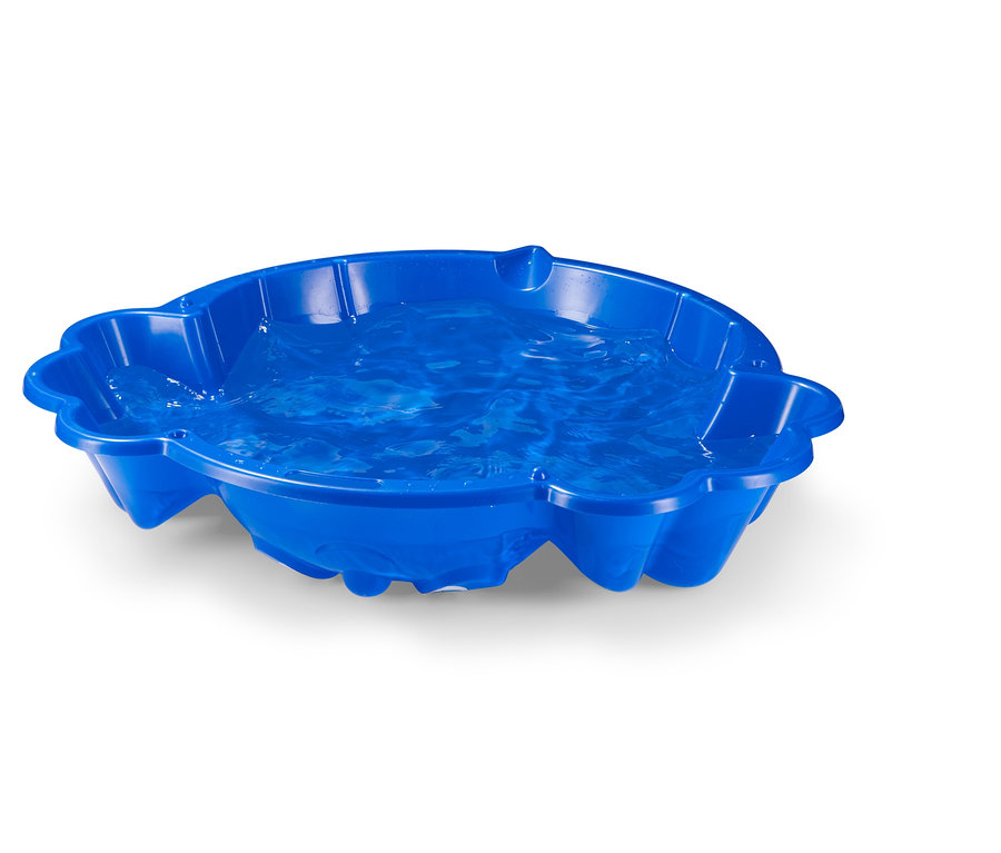 Ein blauer, blumenförmiger Sandkasten aus Plastik, gefüllt mit Wasser.