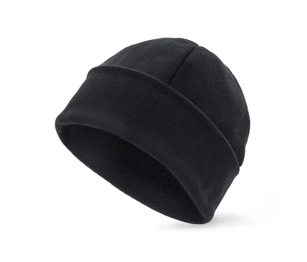 Schwarze Fleece-Mütze mit umgeschlagenem Rand, leicht geneigt auf weißem Hintergrund.