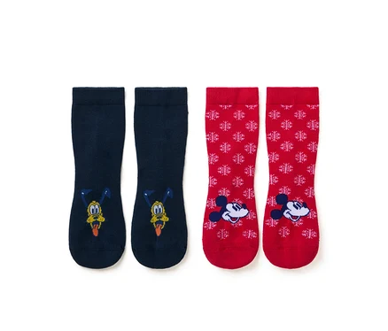 Zwei Paar Socken. Einmal dunkelblaue Socken mit Pluto und einmal rote Socken mit Mickey Mouse und Schneeflocken.