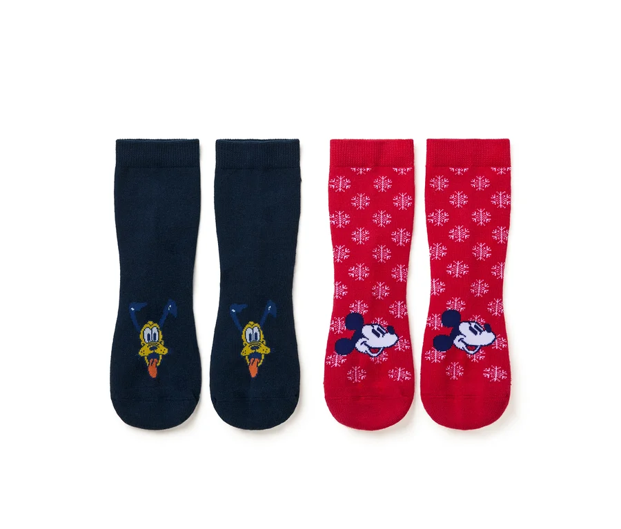 Zwei Paar Socken. Einmal dunkelblaue Socken mit Pluto und einmal rote Socken mit Mickey Mouse und Schneeflocken.