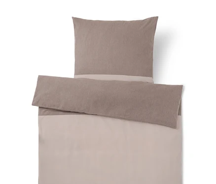 Zweifarbiges Bettwäsche-Set in Taupe und Hellbeige, mit einem Kissen und einem umgeschlagenen Bettbezug.