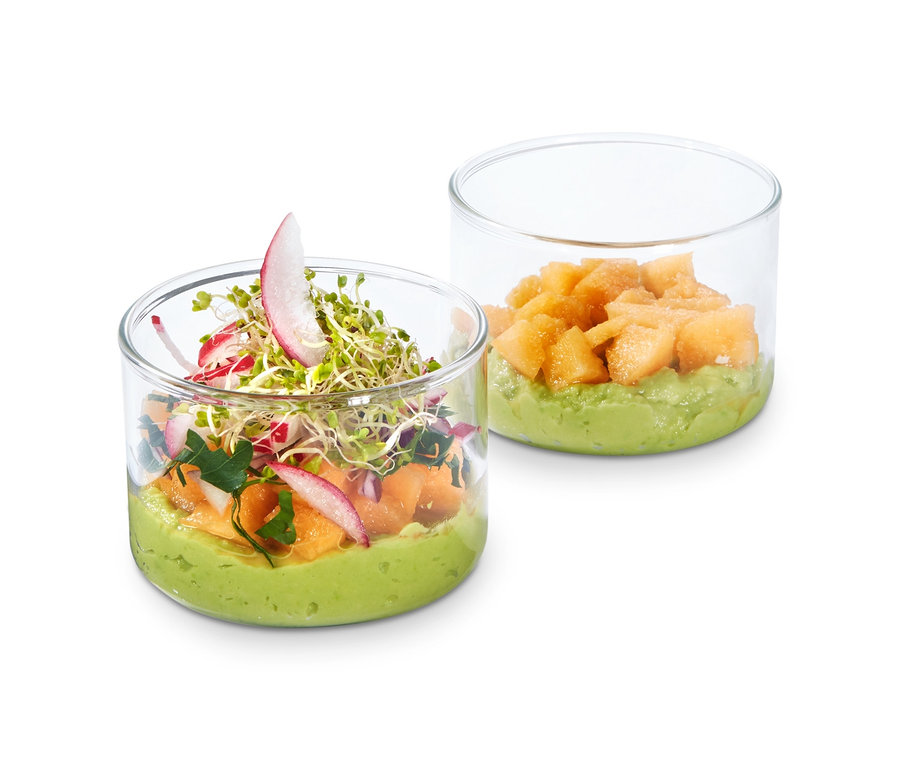 Zwei Gläser mit Avocado-Dip, eines mit Radieschen und Sprossen, das andere mit Melonenstücken. 4 Portions- und Ofengläser.