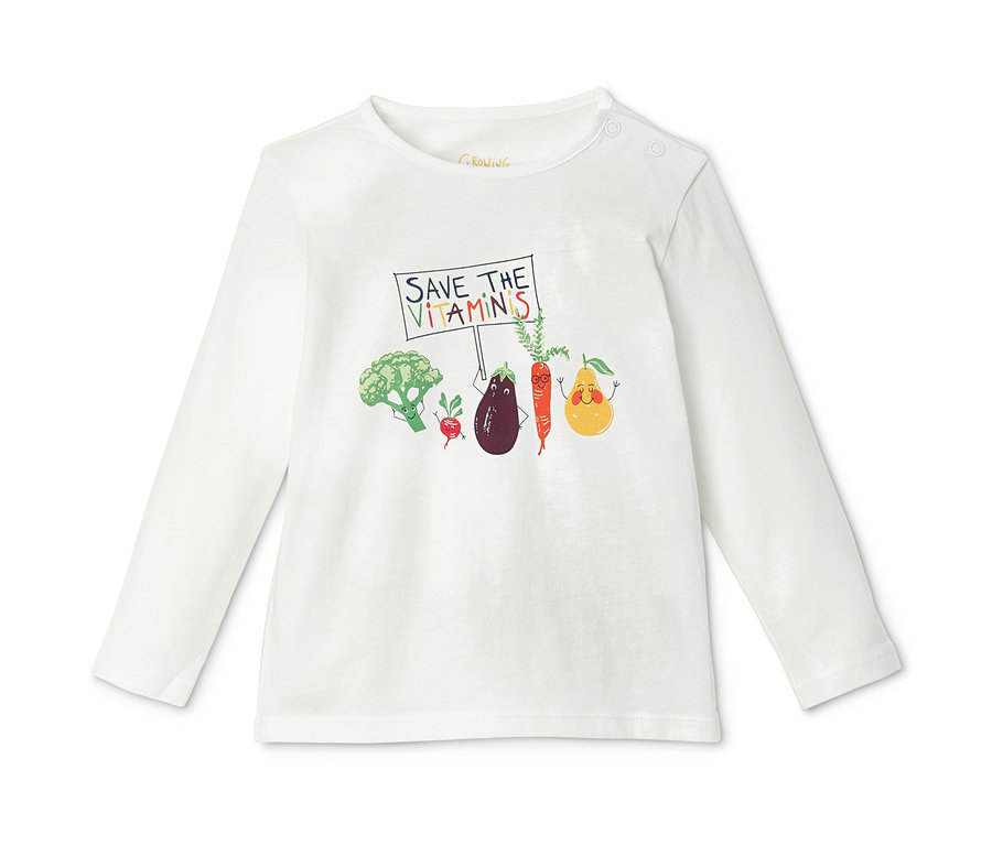 Weißes Langarmshirt mit Gemüse-Print, das ein Schild mit der Aufschrift „Save the Vitamins“ hält.