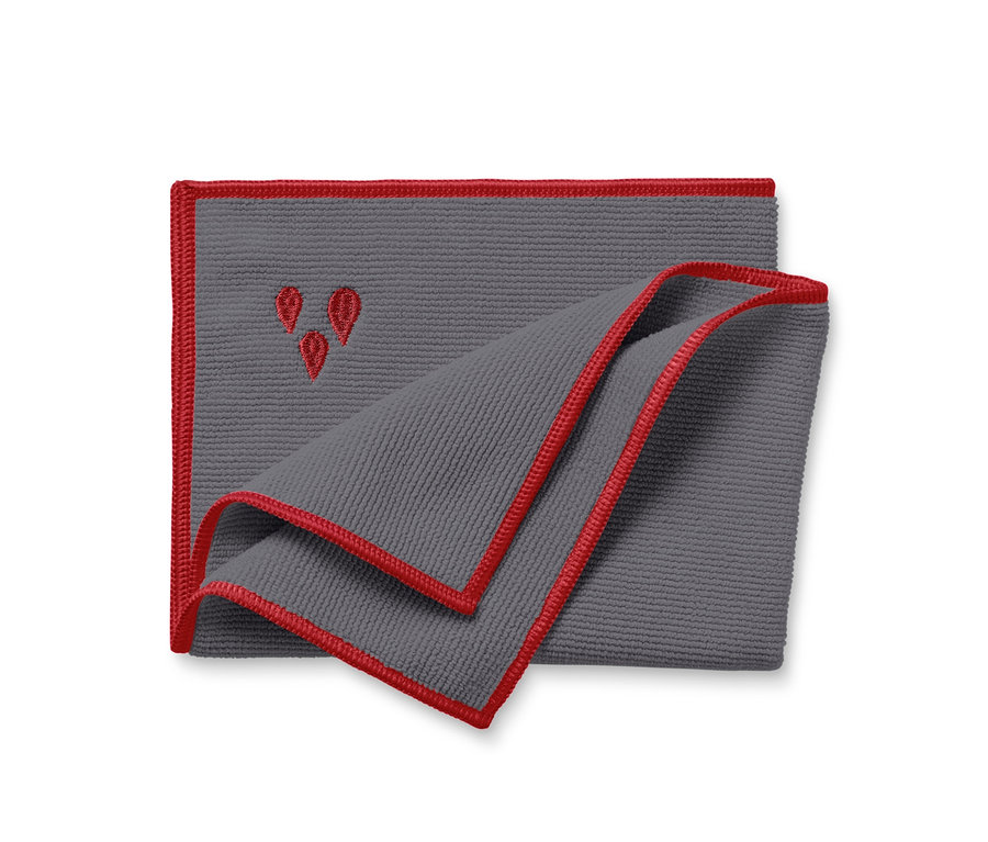 Ein graues 1 Fenstertuch und 1 Poliertuch mit drei roten Tropfen und rotem Rand liegt gefaltet auf einem weißen Hintergrund.