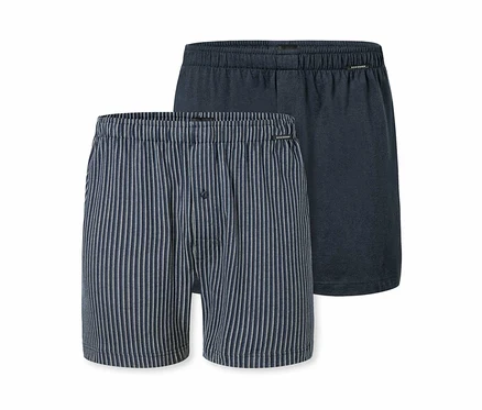 Zwei SCHIESSER Jersey-Boxer, einer blau gestreift, einer dunkelblau.
