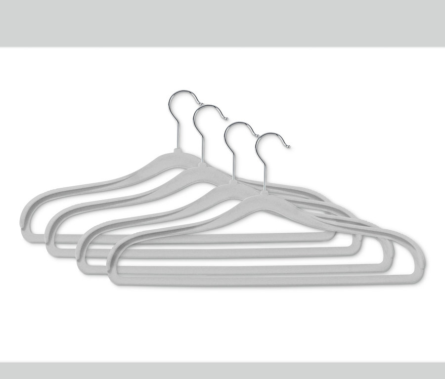 Vier Kleiderbügel mit Schulterverstärkung liegen übereinander.
