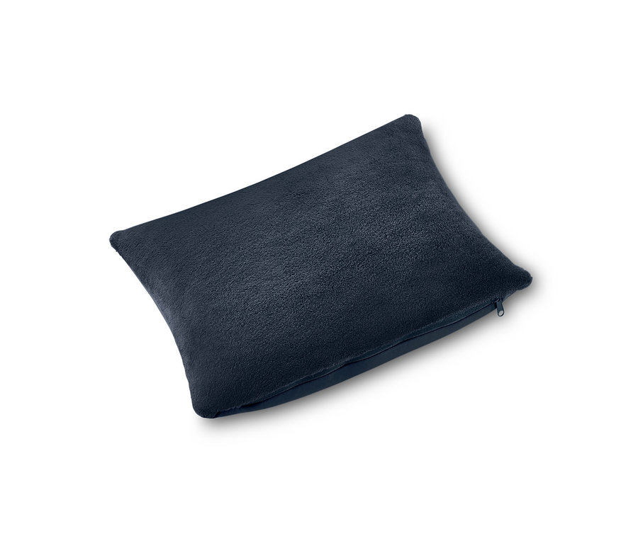 Ein marineblaues 2-in-1-Nackenkissen auf weißem Hintergrund.