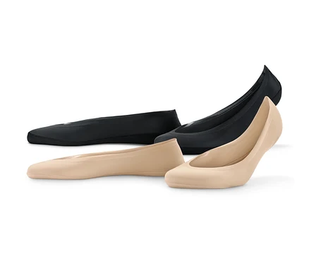 Zwei Paar schwarze und zwei Paar beige Magic-Cut-Füßlinge.