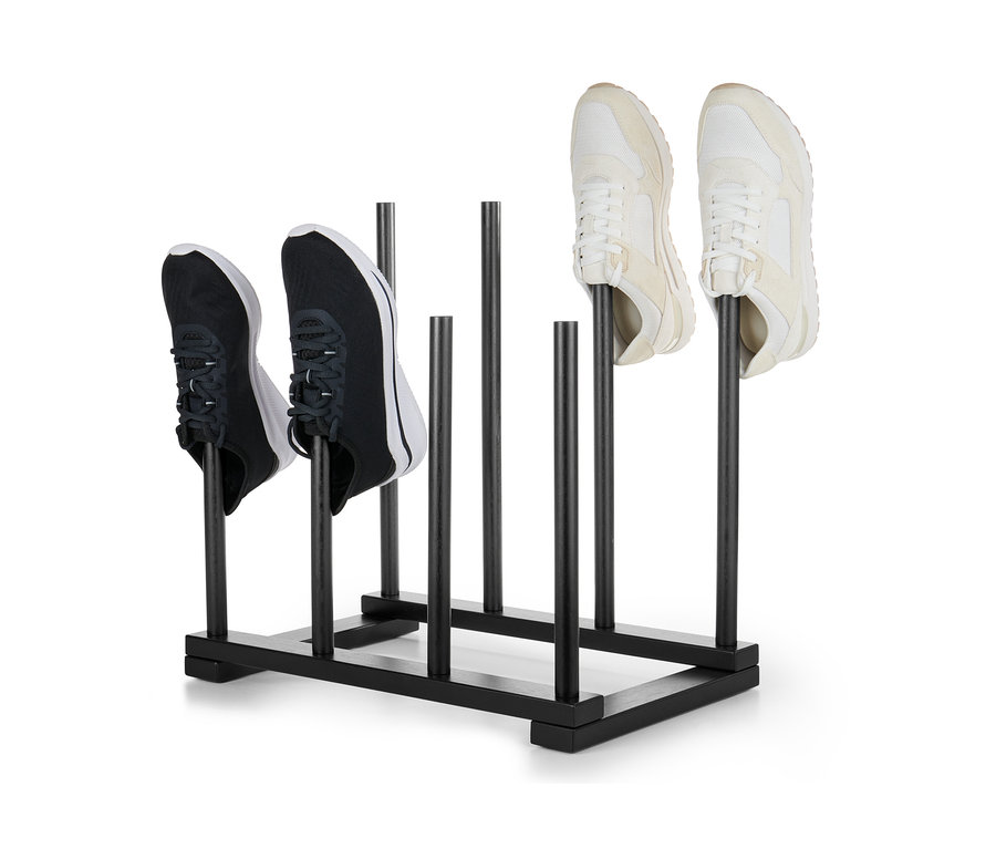 Zwei Paar Schuhe auf einem schwarzen Stiefelhalter.