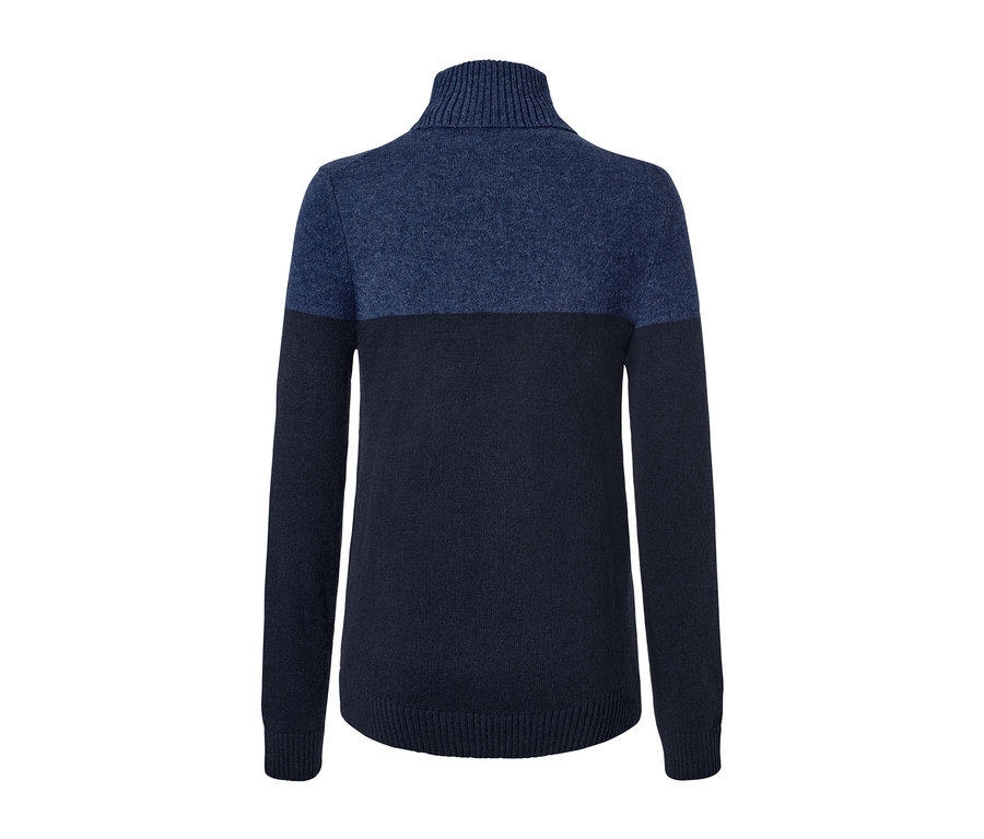 Zweifarbiger Rollkragen-Pullover, oberer Teil hellblau, unterer Teil dunkelblau.