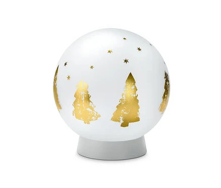Eine Solar-Glaskugel-Leuchte mit goldenen Weihnachtsbäumen und Sternen.