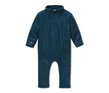 Blauer Fleece-Einteiler aus recyceltem Material mit zwei Reißverschlüssen und rotem Herz auf dem Ärmel.