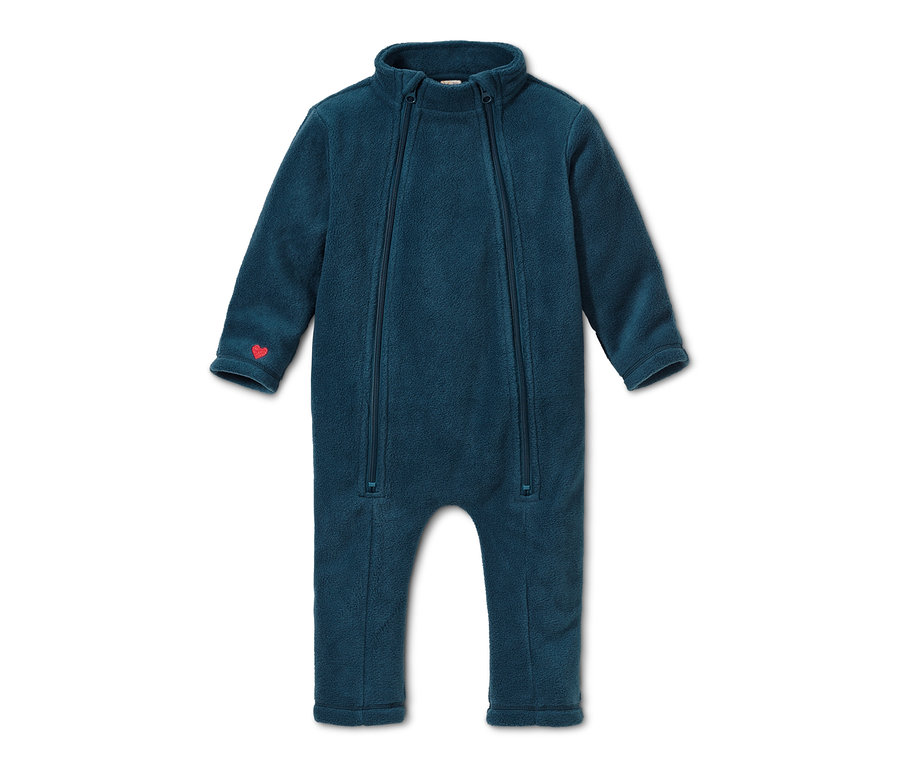 Blauer Fleece-Einteiler aus recyceltem Material mit zwei Reißverschlüssen und rotem Herz auf dem Ärmel.