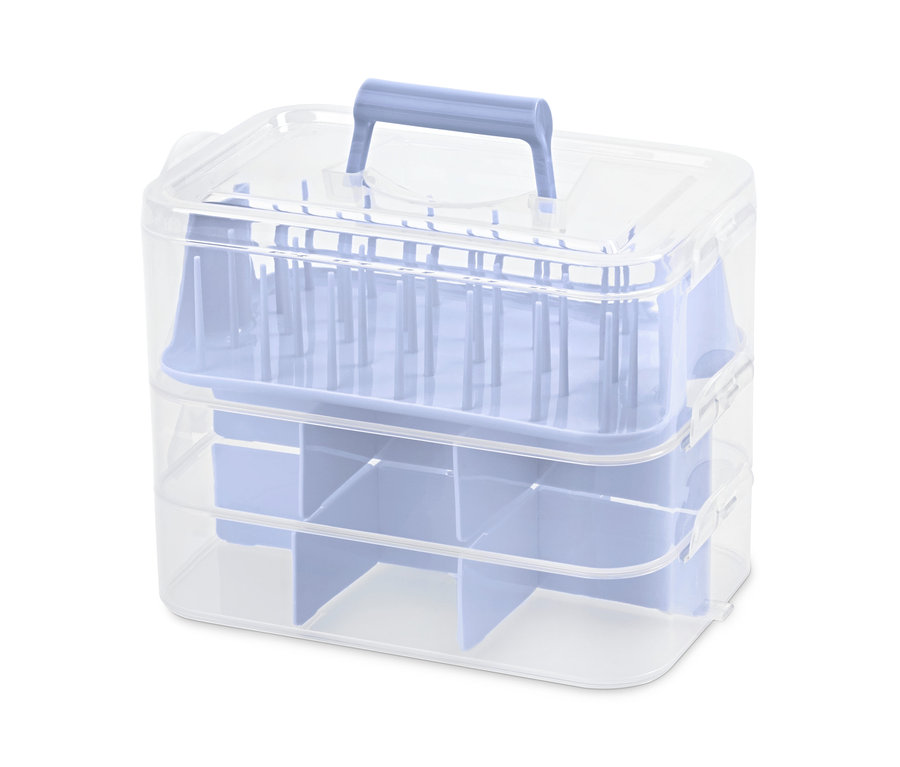 Organizerboxen mit transparentem Deckel und blauen Fächern.