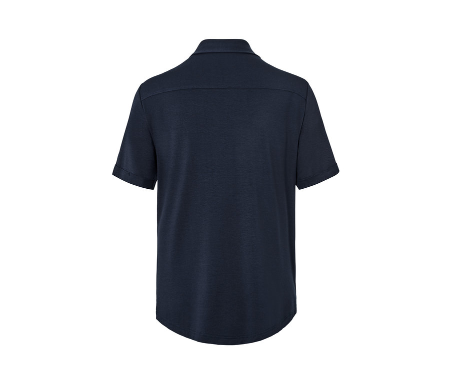 Detailansicht der Rückseite eines Blusenshirts mit Knopfleiste.