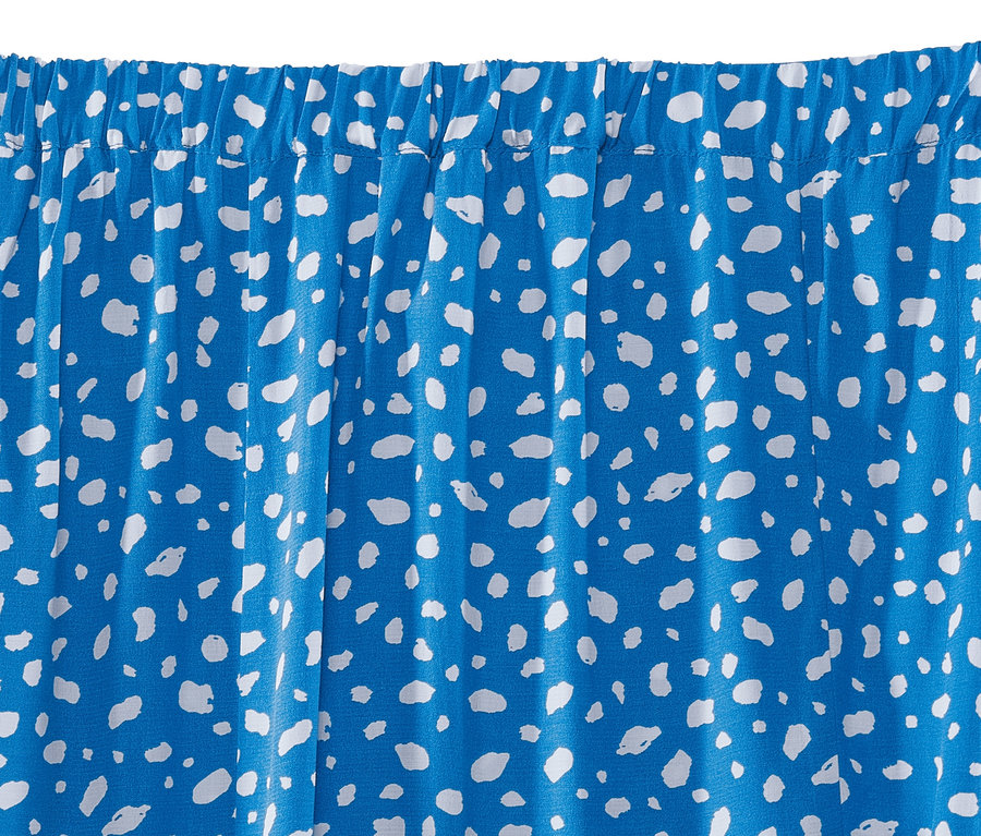 Detailaufnahme eines blauen Rocks mit weißem Print.