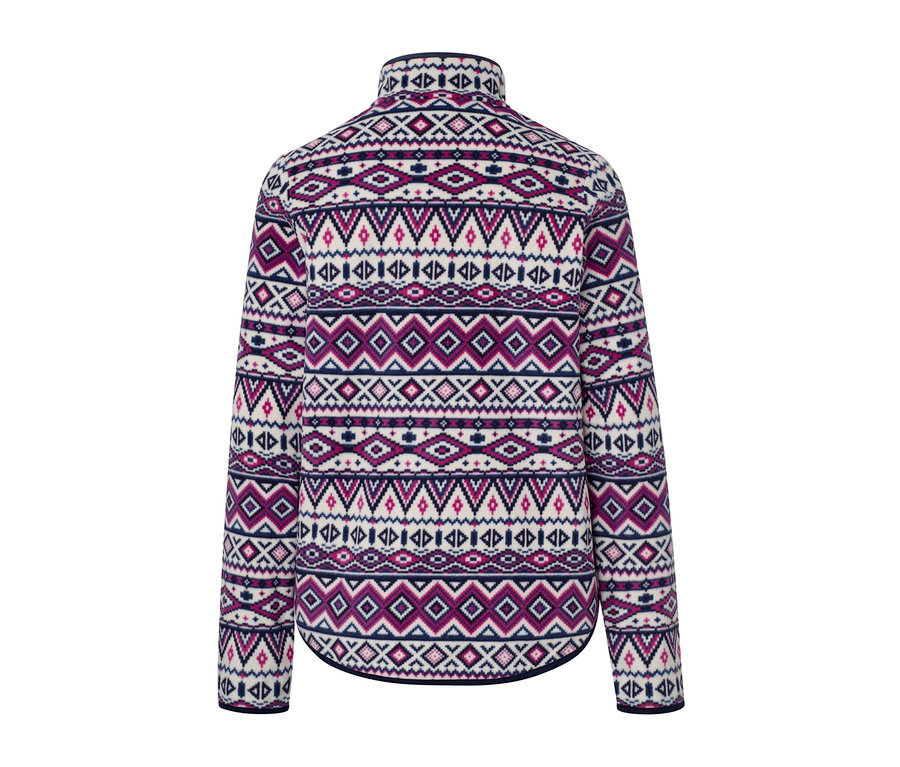 Detailansicht eines Fleecepullovers mit geometrischem Muster.