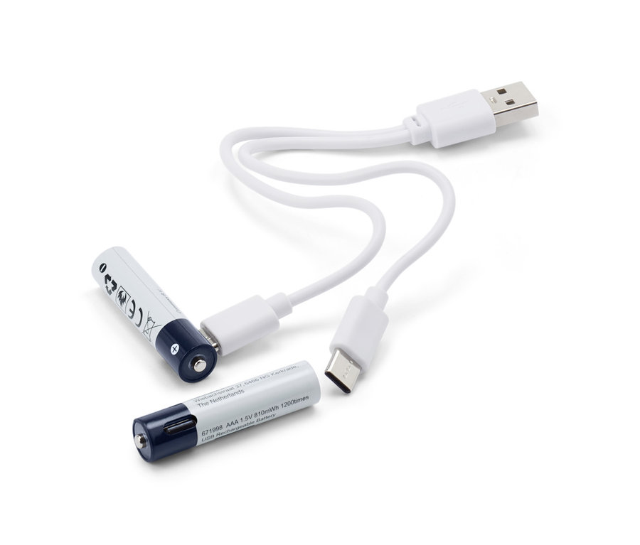 Zwei Akku AAA-Batterien und ein weißes Ladekabel.