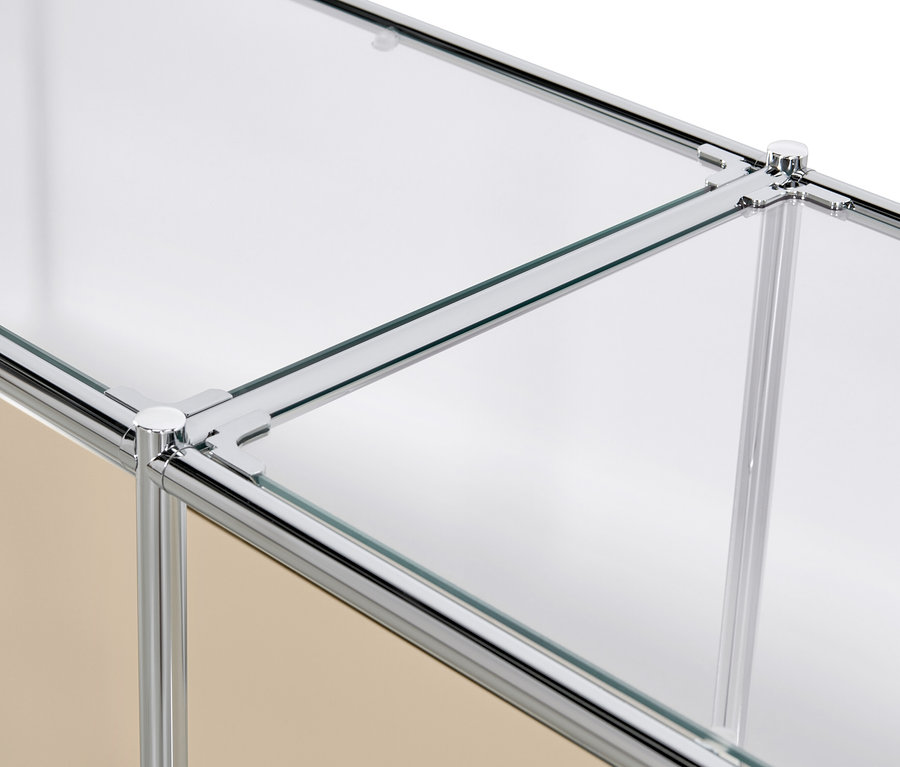Detailansicht eines beigen Sideboards Metall »CN3« mit 2 Klappen und Glasböden.