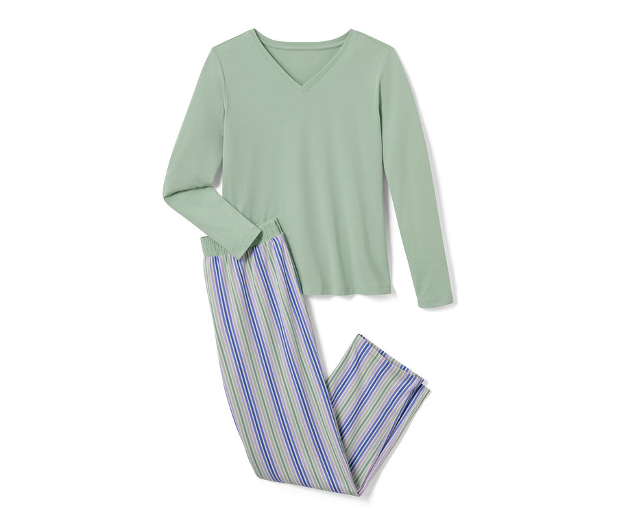 Grüner Pyjama mit langen Ärmeln und gestreifter Hose.