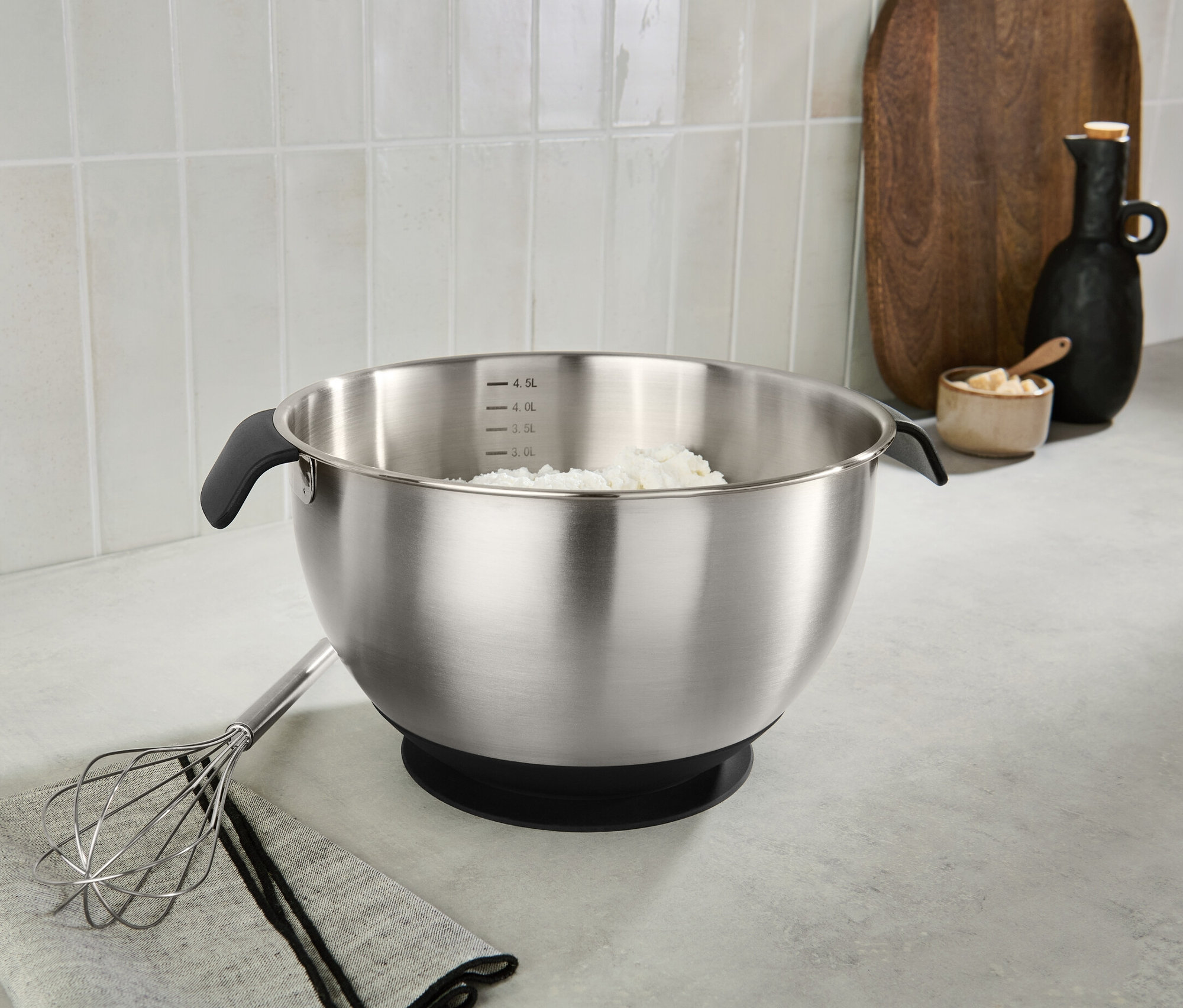 Edelstahl-Zubereitungsschüssel mit Inhalt auf einer Küchentheke.