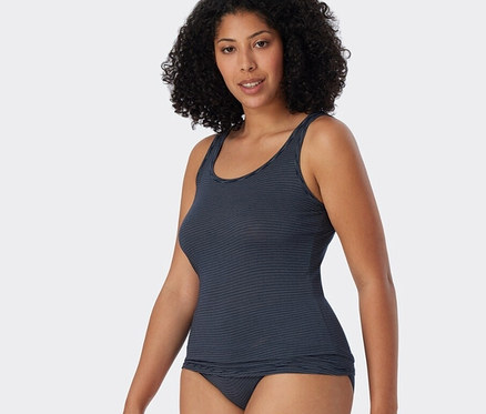 Frau trägt 2 dunkelblaue SCHIESSER Trägertops mit Modal und Streifen.