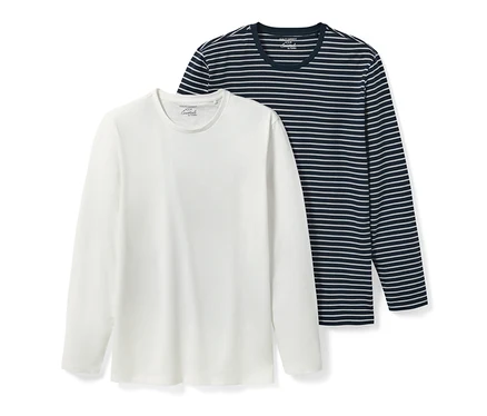 Zwei Langarmshirts, eines in Weiß und eines blau-weiß gestreift.