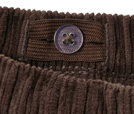Detailansicht einer Kinder-Pull on pants – Fit »Jona«, die einen Knopf zur Taillenverstellung zeigt.