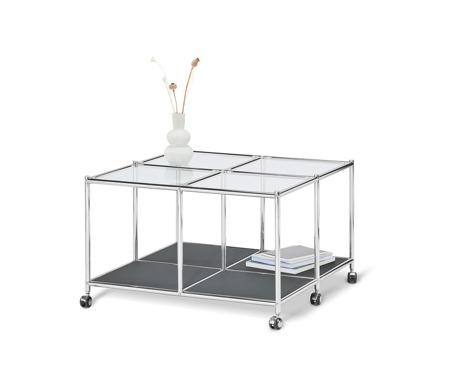 Ein grauer Couchtisch mit Rollen »CN3« hat eine Glasplatte, ein unteres graues Regal und eine Vase.